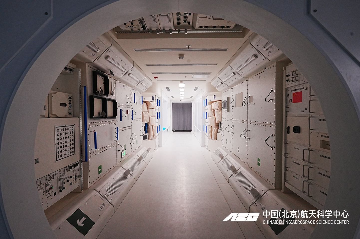 中国（北京）航天科学中心开馆，公众体验航天科普互动装置（新京报摄）