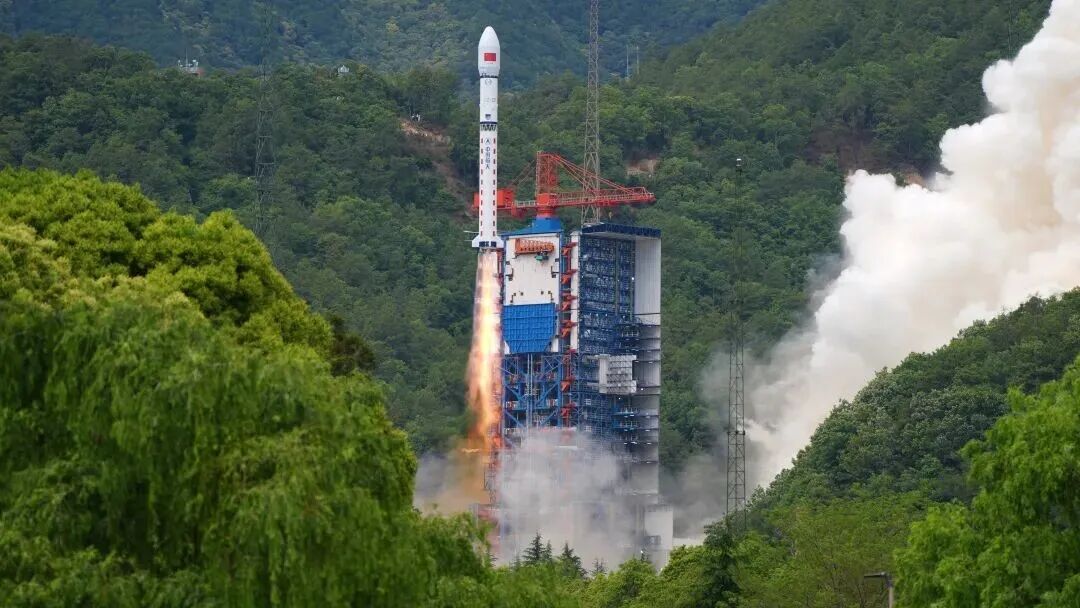 Long March 2D rocket launches four satellite internet test satellites (The Paper / Xu Lihao)