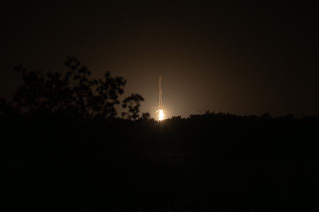 猎鹰9号火箭助推器回收（NASA图片）