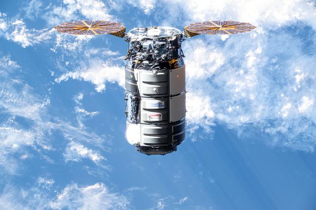 Shenzhou-21 Crew Celebrates May Day in Space, Return Planned for May