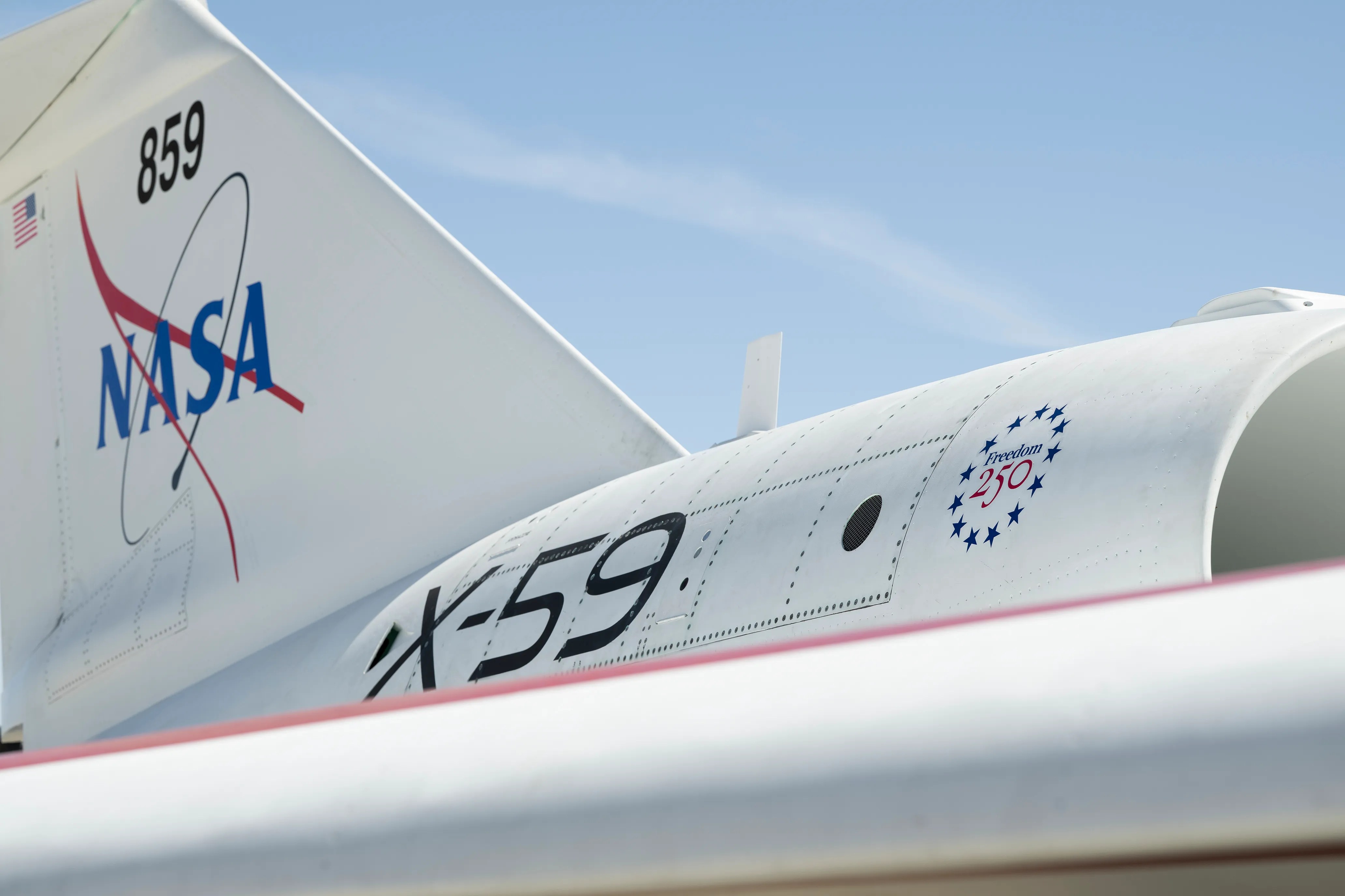 NASA X-59 静音超音速验证机获得「自由250」纪念涂装，庆祝美国独立250周年