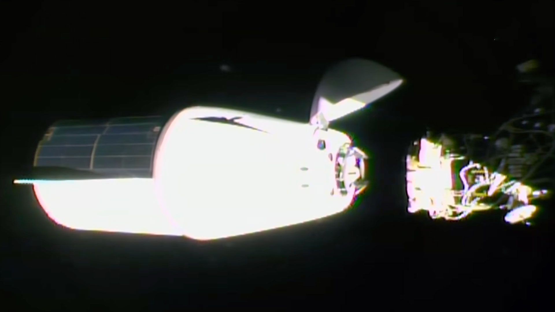 SpaceX CRS-34货运龙飞船成功对接国际空间站