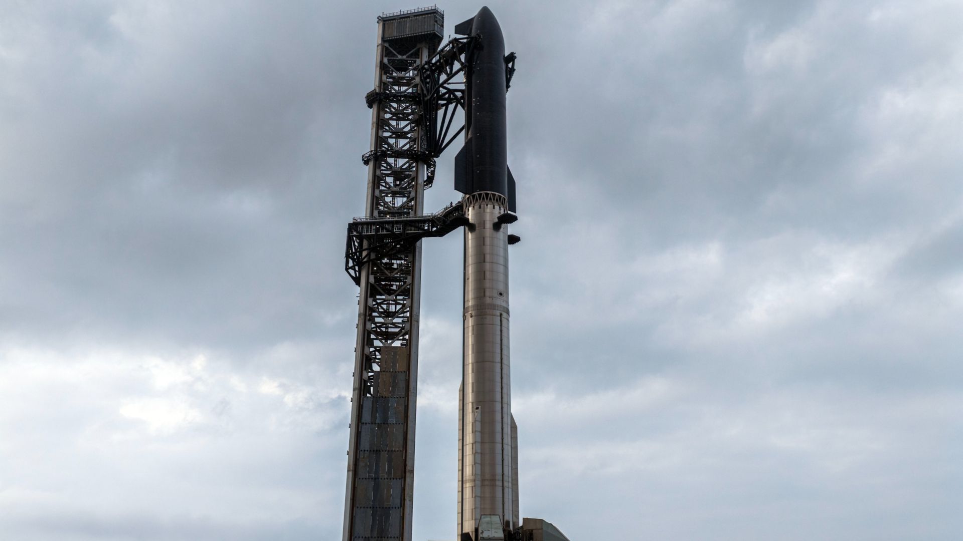 SpaceX正式提交IPO申请 估值1.75-2万亿美元 星舰研发累计投入超150亿美元