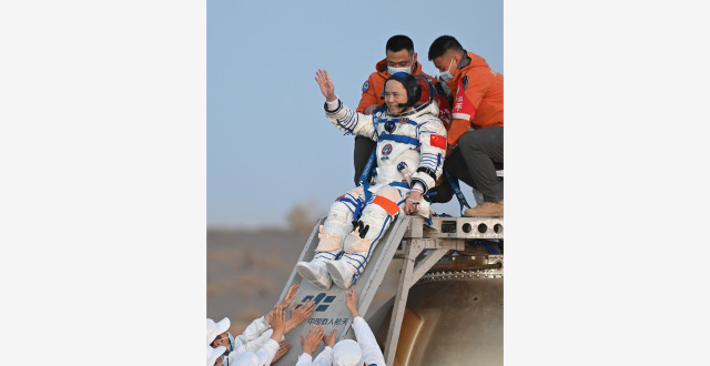 神舟二十二号返回舱成功着陆，神舟二十一号乘组凯旋归来